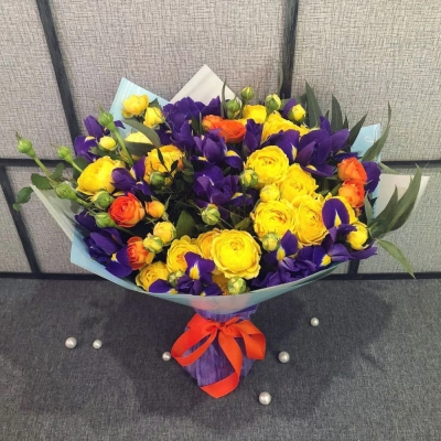 Роскошный букет из синих ирисов и кустовых роз с зеленью – гармония контрастов Армавир Краснодарский край Роскошный букет из синих ирисов и кустовых роз с зеленью – гармония контрастов Армавир Краснодарский край