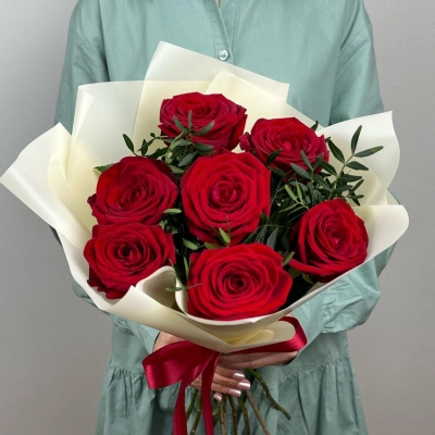 Букет «Гранатовый» из красных роз в роскошной упаковке Армавир Краснодарский край Букет «Гранатовый» из красных роз в роскошной упаковке Армавир Краснодарский край