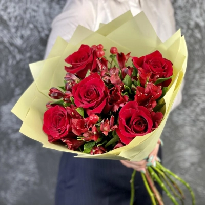 Букет «Бордо» – сочетание красных эквадорских роз и благородных альстромерий Армавир Краснодарский край Букет «Бордо» – сочетание красных эквадорских роз и благородных альстромерий Армавир Краснодарский край