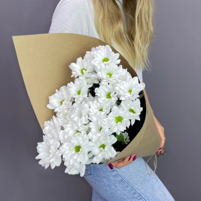 Букет из 5 белых хризантем в крафте – лаконичная элегантность Армавир Краснодарский край Букет из 5 белых хризантем в крафте – лаконичная элегантность Армавир Краснодарский край