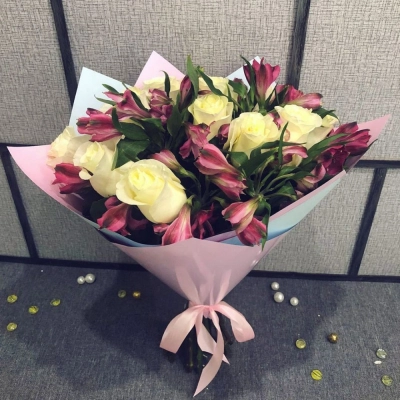 Нежный букет из белых роз и розовых альстромерий – гармония чистоты и нежности Армавир Краснодарский край Нежный букет из белых роз и розовых альстромерий – гармония чистоты и нежности Армавир Краснодарский край