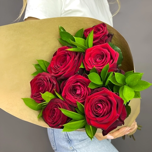 Букет из красных роз с рускусом в крафтовой упаковке – классика с изюминкой Армавир Краснодарский край Букет из красных роз с рускусом в крафтовой упаковке – классика с изюминкой Армавир Краснодарский край