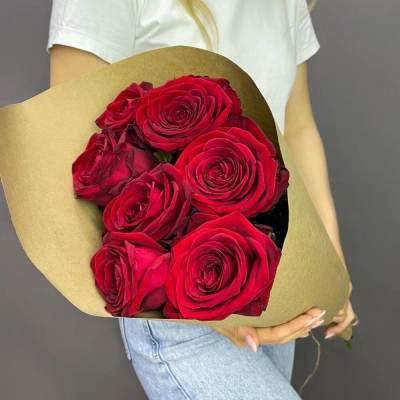 Букет из 7 красных роз в крафте – страсть в стильной упаковке Армавир Краснодарский край Букет из 7 красных роз в крафте – страсть в стильной упаковке Армавир Краснодарский край