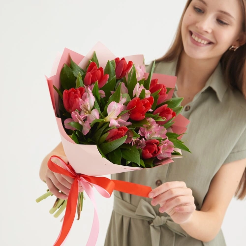 Букет «Первый поцелуй» красных тюльпанов и розовых альстромерий Армавир Краснодарский край Букет «Первый поцелуй» красных тюльпанов и розовых альстромерий Армавир Краснодарский край