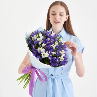 Букет «Вечернее дыхание»  – загадочная гармония синих ирисов и белых альстромерий Армавир Краснодарский край Букет «Вечернее дыхание»  – загадочная гармония синих ирисов и белых альстромерий Армавир Краснодарский край