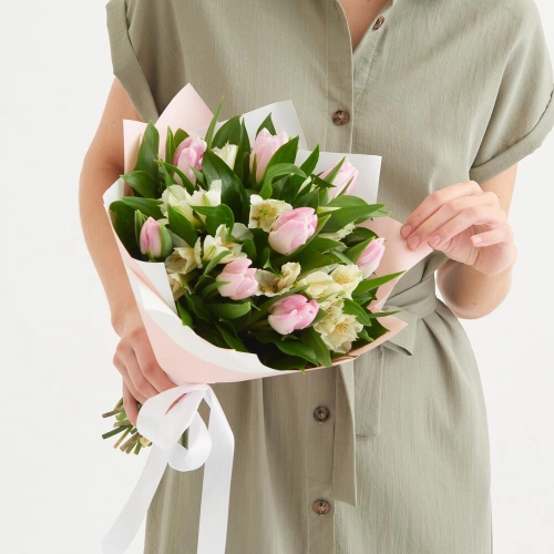 Букет «Первое свидание» розовых тюльпанов и белых альстромерий Армавир Краснодарский край Букет «Первое свидание» розовых тюльпанов и белых альстромерий Армавир Краснодарский край