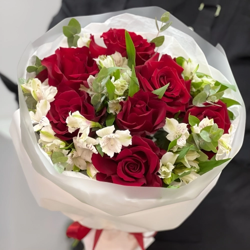 Букет «Любимой» – 7 эквадорских роз и белых альстромерий Армавир Краснодарский край Букет «Любимой» – 7 эквадорских роз и белых альстромерий Армавир Краснодарский край