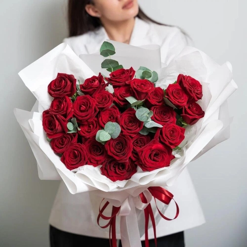 Роскошный букет из 25 красных роз с эвкалиптом – королевский подарок  Армавир Краснодарский край Роскошный букет из 25 красных роз с эвкалиптом – королевский подарок  Армавир Краснодарский край