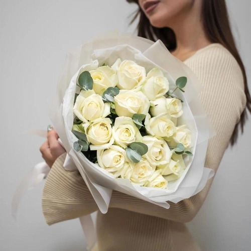 Букет из 15 белых роз с эвкалиптом – чистота и изысканность Армавир Краснодарский край Букет из 15 белых роз с эвкалиптом – чистота и изысканность Армавир Краснодарский край