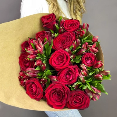 Букет «Стрелиция» – гармония из красных роз и белых альстромерий  Армавир Краснодарский край Букет «Стрелиция» – гармония из красных роз и белых альстромерий  Армавир Краснодарский край