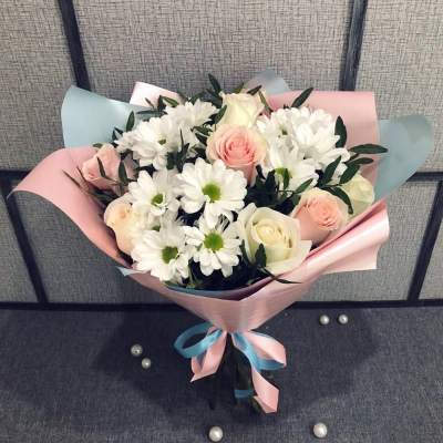 Букет из свежих роз и белых хризантем – гармония нежности и чистоты Армавир Краснодарский край Букет из свежих роз и белых хризантем – гармония нежности и чистоты Армавир Краснодарский край