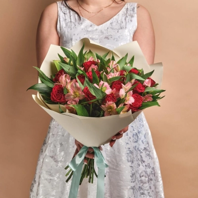 Букет «Нежность слов» — гармония красных роз и нежных альстромерий Армавир Краснодарский край Букет «Нежность слов» — гармония красных роз и нежных альстромерий Армавир Краснодарский край
