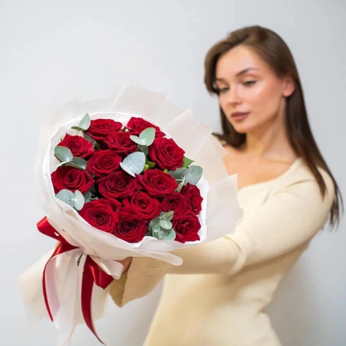Элегантный букет из 15 красных роз с эвкалиптом – символ страсти и нежности Армавир Краснодарский край Элегантный букет из 15 красных роз с эвкалиптом – символ страсти и нежности Армавир Краснодарский край